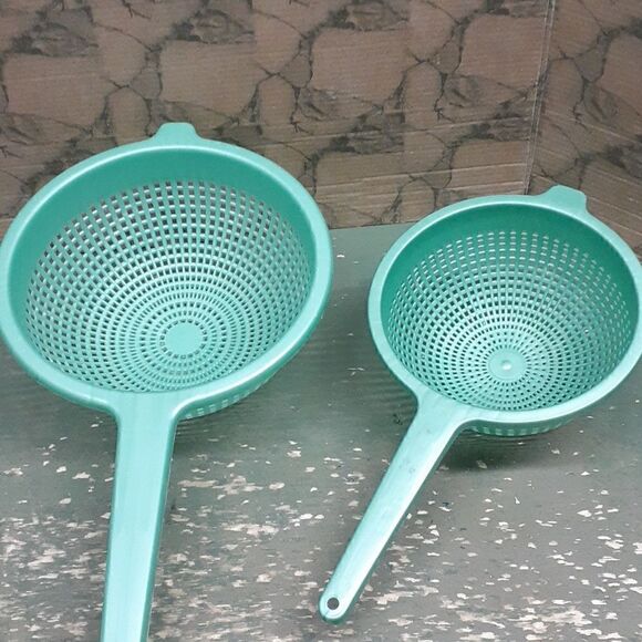 4 pc bundle; Covered fruit/veggie tray, cutting board, & set of 2 strainers - Picture 8 of 12